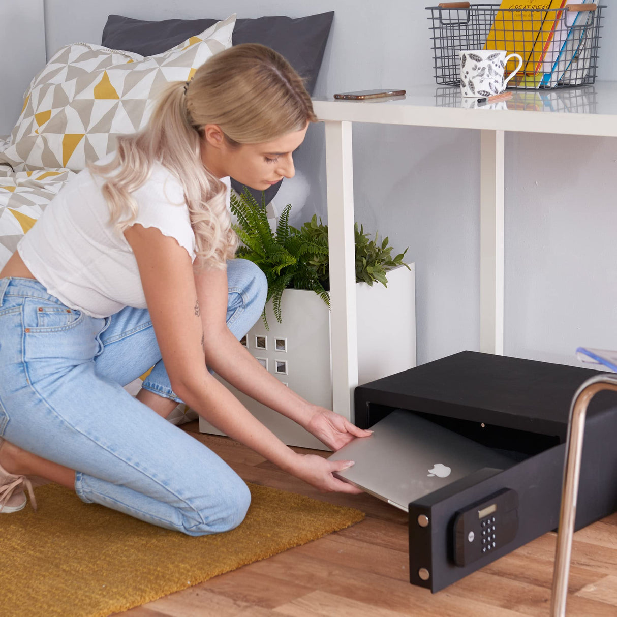 Yale Caja Fuerte Motorizada de Alta Seguridad para Portátil: Cierre Biométrico con Huella Dactilar, Cadena Motorizada 22 mm, Incluye Llave y Luz Interior, Azul 26,9 L