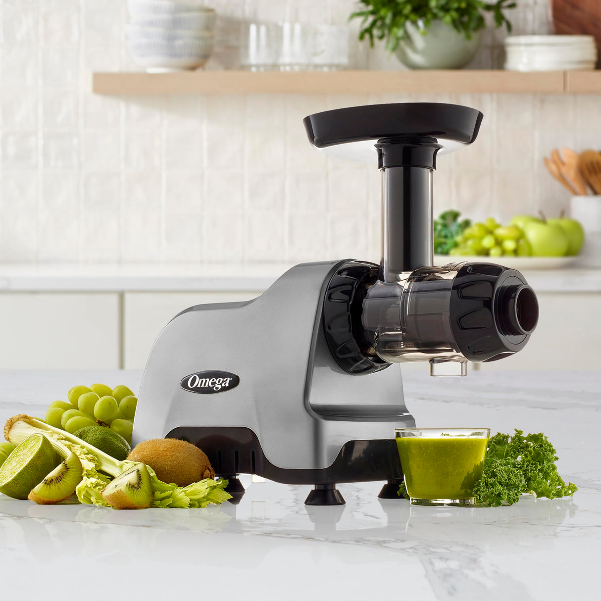 Omega CNC80S - Exprimidor compacto de sistema de nutrición multiuso de velocidad lenta, horizontal, plástico, plateado