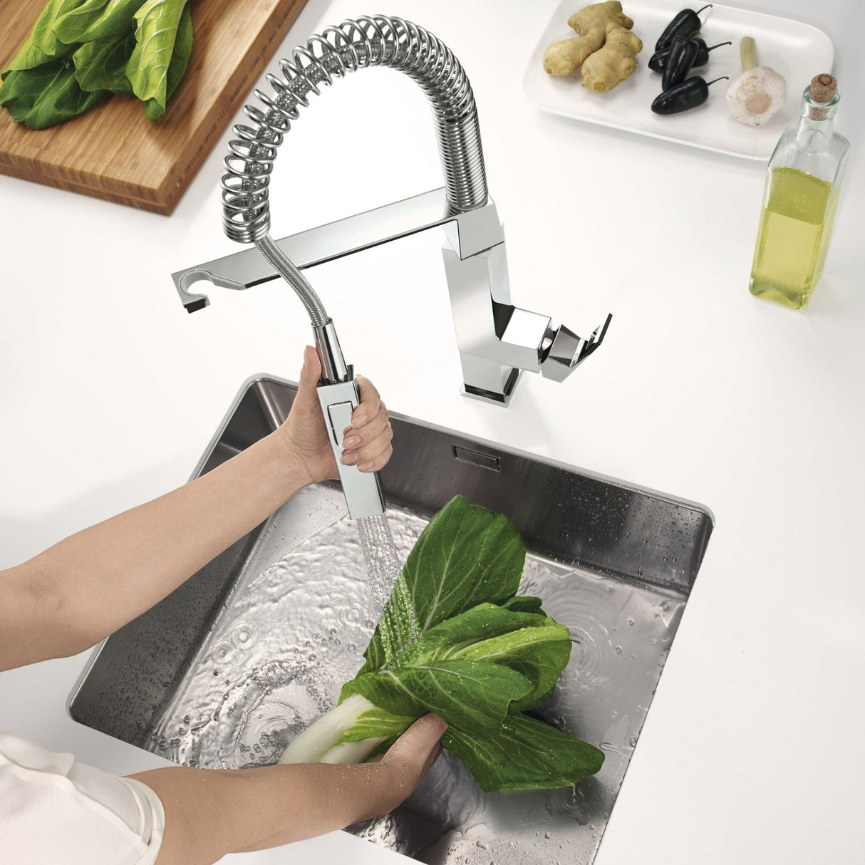 Grohe Eurocube - Grifo de cocina 1/2", aireador extraíble, cartucho de 28 mm, caño giratorio 140°, conexiones flexibles (31395000)