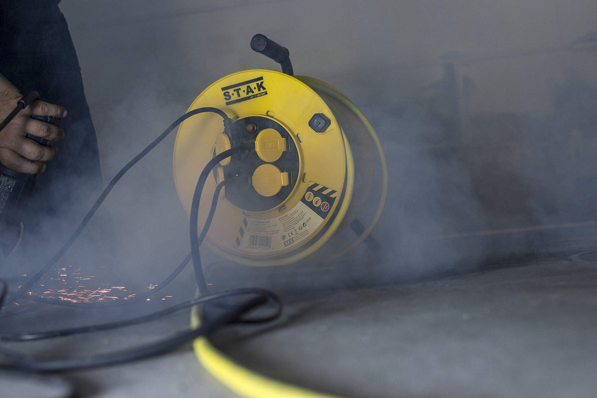 Stak REELPRO-FR-40 - Enrollador eléctrico profesional, tambor fijo, resistente al agua IP44 cable 40 m de goma 3G2,5 mm2 para obras, bricolaje, jardín, 4 enchufes, chasis de acero, color amarillo