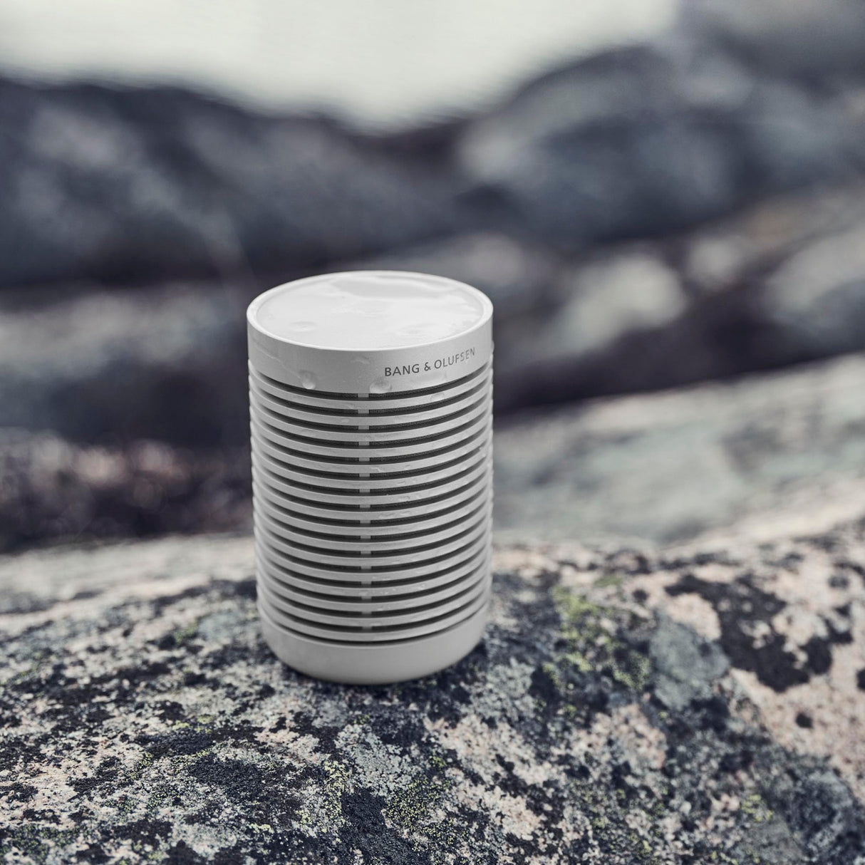 Bang & Olufsen Beosound Explore Altavoz de 360 Grados Bluetooth Portátil Inalámbrico de Alta Gama para Uso en Exteriores, Casa y Viaje, IP67 Resistente al Agua y Polvo, Hasta 27 horas Grey Mist