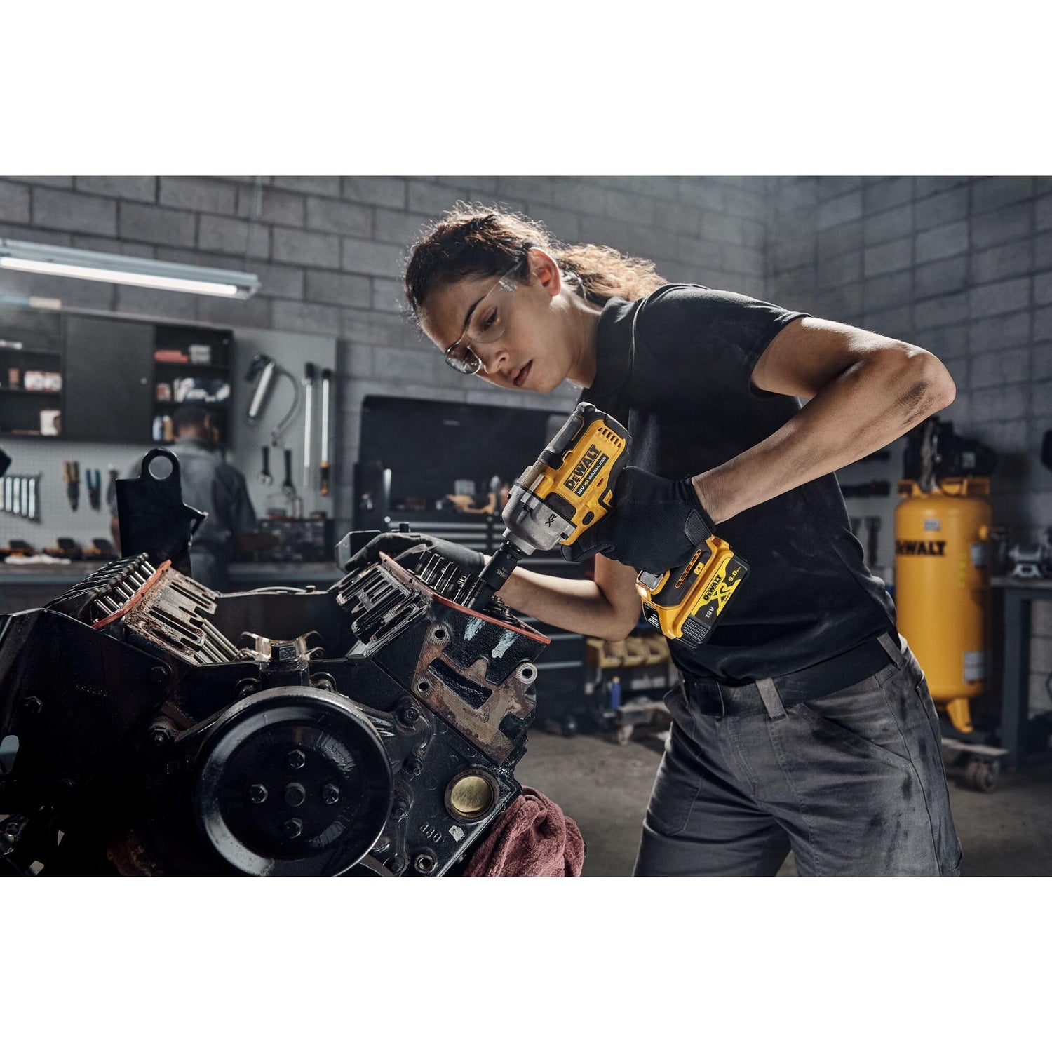DeWalt DCF891N-XJ, Llave de impacto a batería XR 18V, Par de apriete 813 nm, Incluye gancho de correa metálica, Sin batería/cargador