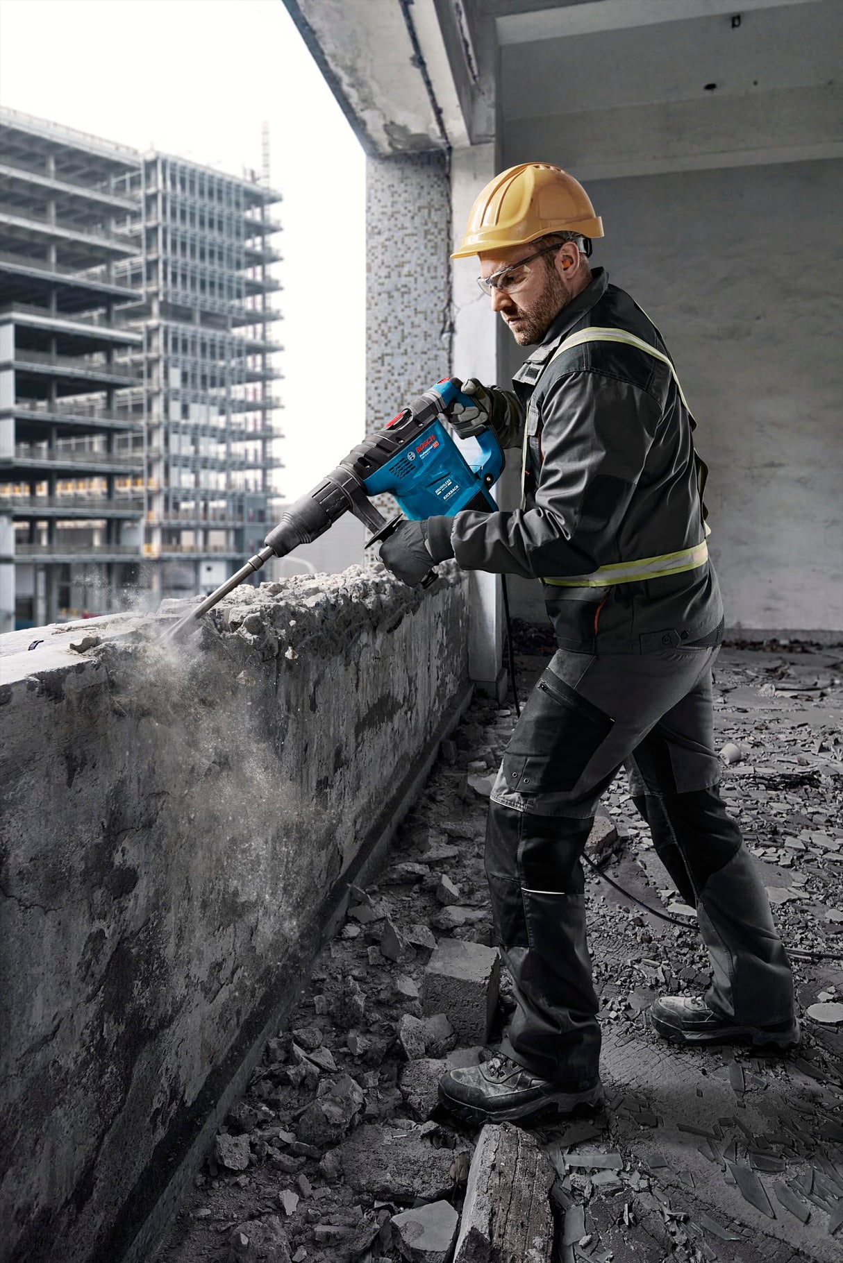 Bosch Professional martillo perforador GBH 6-42 C (con SDS Max, motor con 1300 W de potencia, motor Brushless sin escobillas, KickBack Control y Vibration Control, en maletín de transporte)