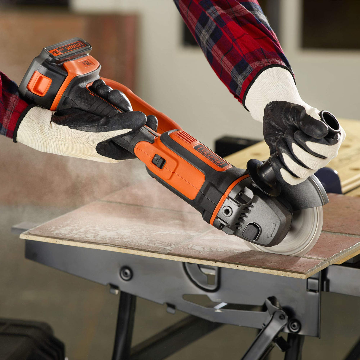 BLACK+DECKER COMBO KIT: Taladro Percutor 18V 10mm 40Nm + Mini-Amoladora 18V 125mm, Incluye: 2 baterías de Litio 2Ah, cargador, bolsa transporte, BCK24D2S-QW