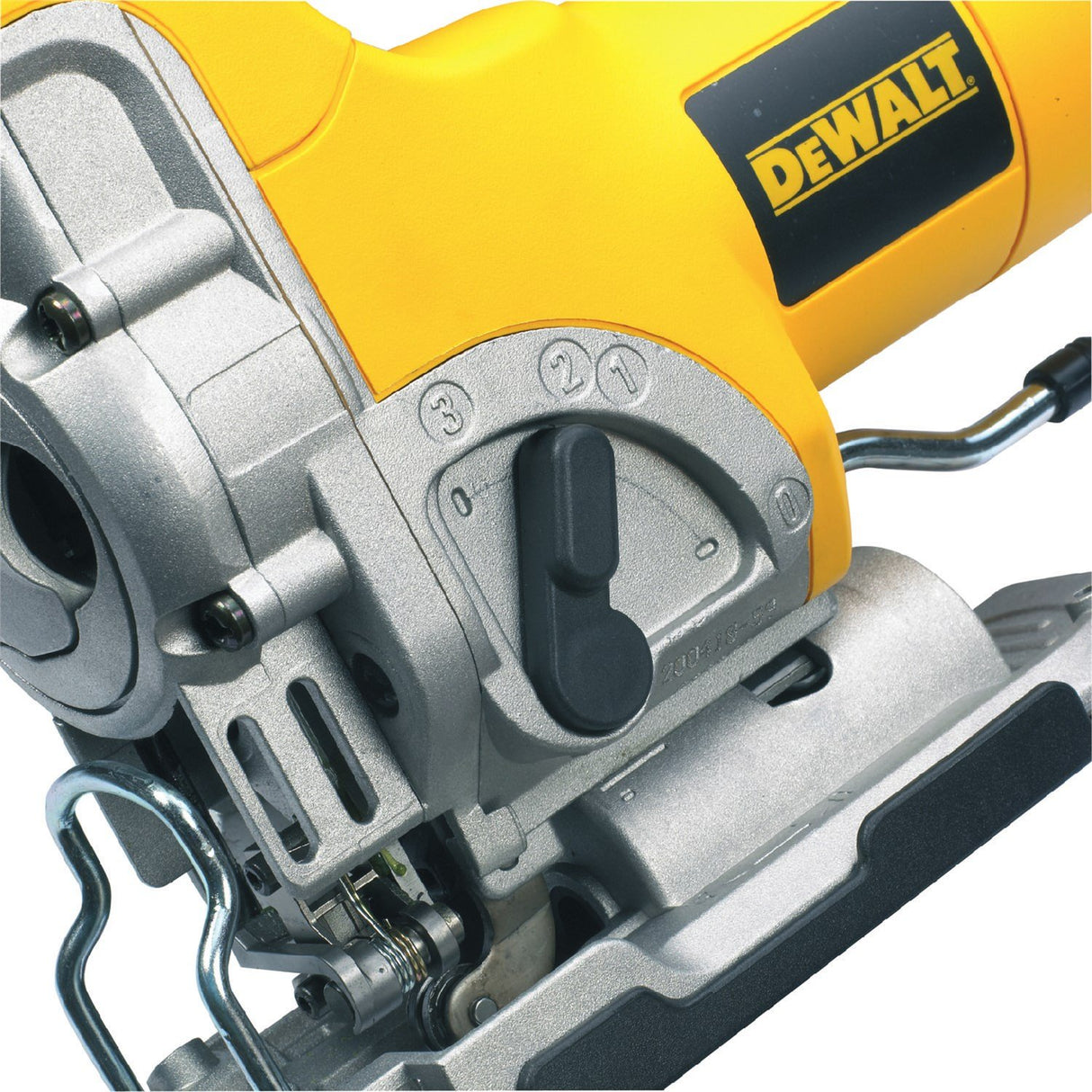 DEWALT DW331KT-QS - Sierra de Calar 701W, Velocidad Variable 0-3100 cpm, Corte en Madera 135 mm, Metal 12 mm, Acción Pendular, Cambio Rápido de Hoja, Base Ajustable, Inc. Maletín TSTAK de Transporte