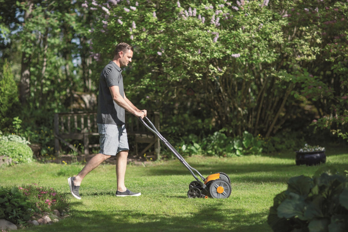 Fiskars Cortacésped manual, Cortacésped cilíndrico con sistema de corte sin fricción de las cuchillas, Largo de corte: 43 cm, StaySharp Plus, Negro/Naranja/Plateado, 1015649
