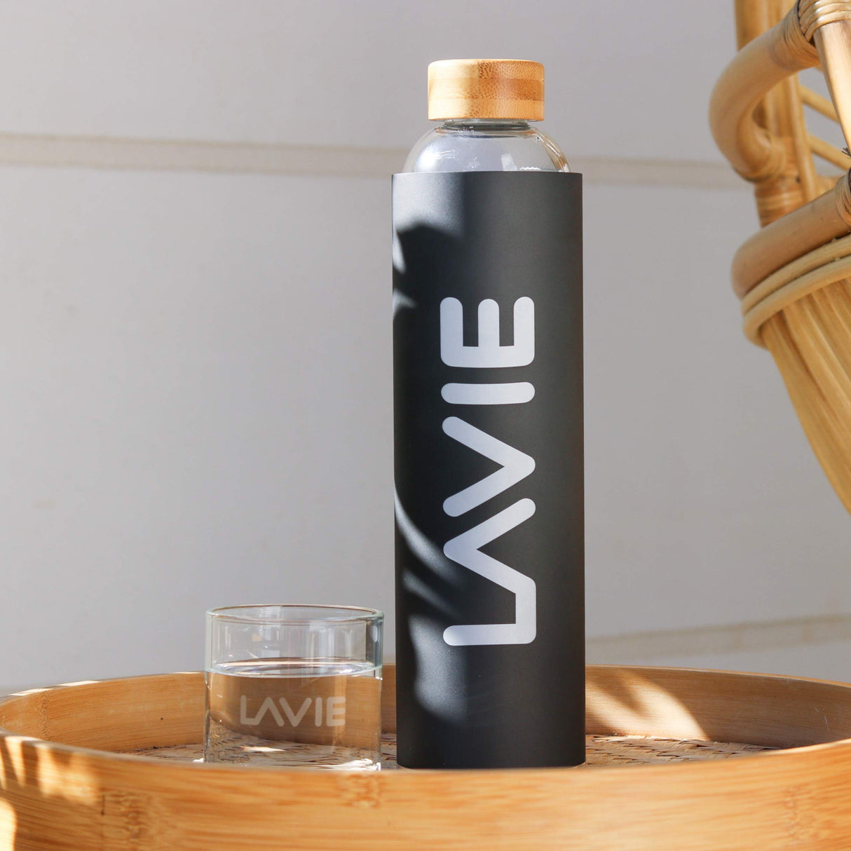 LaVie PURE es un Innovador Purificador de Agua con luz UVA que funciona Sin Consumibles. Transforme su Agua del Grifo en Agua Pura y Deliciosa en 15 minutos. Capacidad 1 L