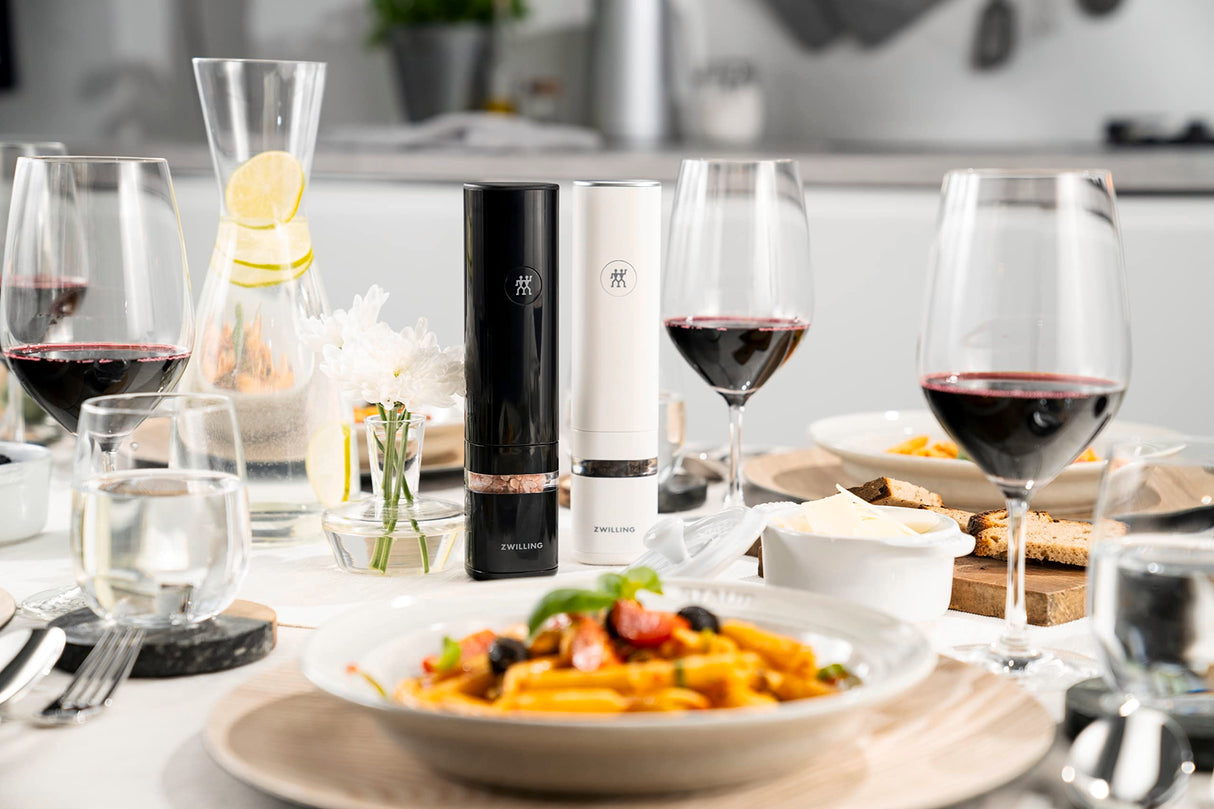 ZWILLING ENFINIGY Molinillo eléctrico de sal y pimienta con molinillo de cerámica y luz LED, Recargable por USB, Juego de 2 piezas: blanco y negro.