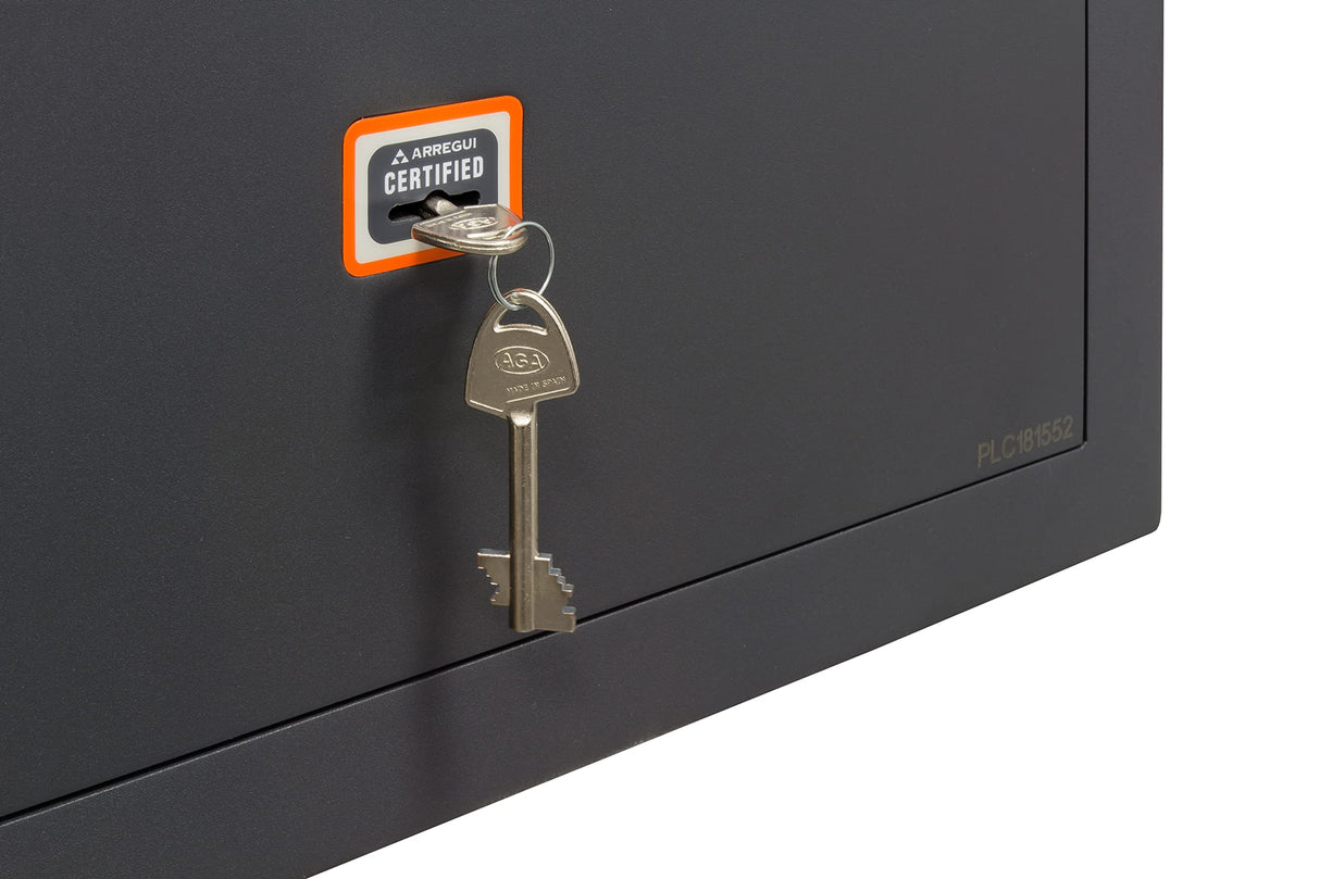 ARREGUI Plus C Caja fuerte de acero con llave | Caja de seguridad con apertura certificada de llave | Caja para casa y negocio, fácil de usar, alto nivel de seguridad (23 L - 27 x 38,5 x 30 cm)