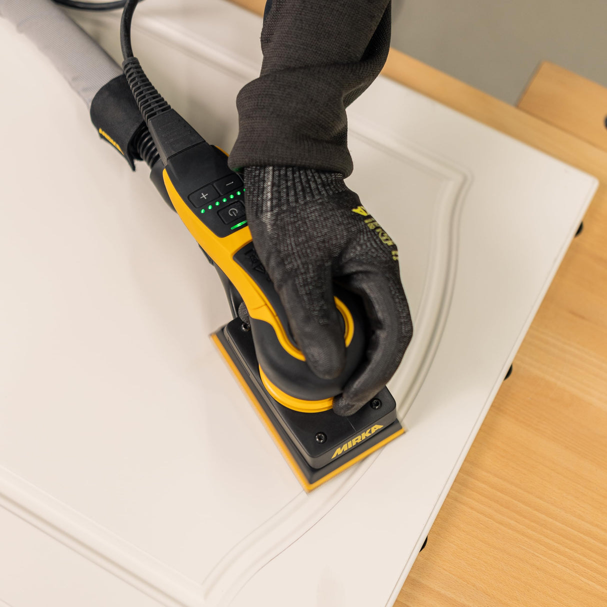 Mirka DEOS II 353 lijadora orbital en maletín 81x133mm 300 W lijadora de baja vibración para el lijado sin polvo de madera, tabiquería seca y metal con papel de lija velcro / MID3534044CA