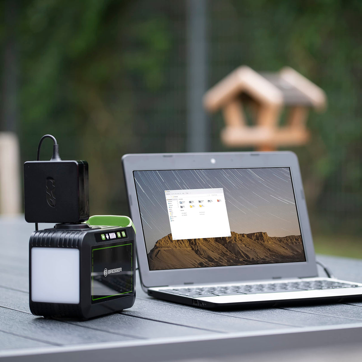 Bresser Mobile Power Station 88,8 Wh, 6 Ah / 14,8 V con batería de iones de litio de alta calidad, puertos USB, CA y CC y gran luz LED