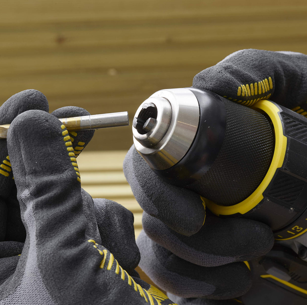 STANLEY FATMAX Taladro Atornillador V20 Litio 18V, Motor sin escobilla, Velocidad hasta 2100 rpm, Par máximo 80Nm, 1 Maletín, 2 Baterías 2Ah, 1 Cargador, Portabrocas 13mm, SFMCD720D2K-QW