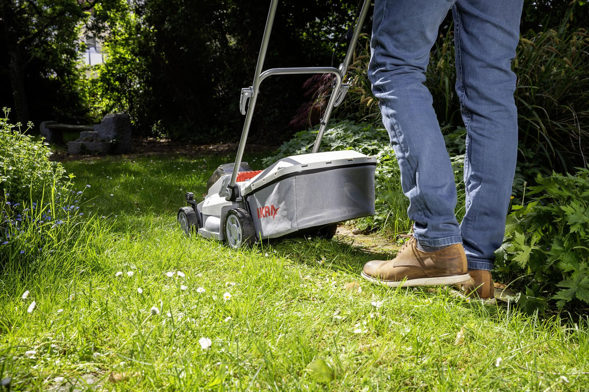 IKRA cortacésped Mulching ICM 2033 con 2X batería y Cargador, Ahorro de Espacio, Superficies de césped de hasta 150m²