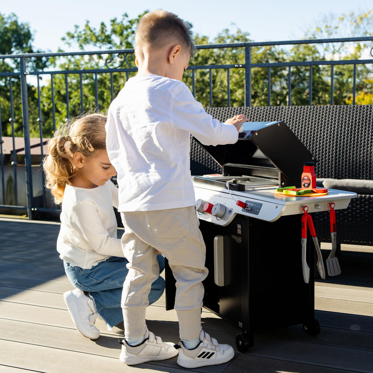 Theo Klein 9445 Barbacoa Weber Genesis de Madera I Incluye Insertos para Filete, Pizza o Verduras, con muñecos de Comida y Cubiertos para Barbacoa, Juguete para niños a Partir de 3 años