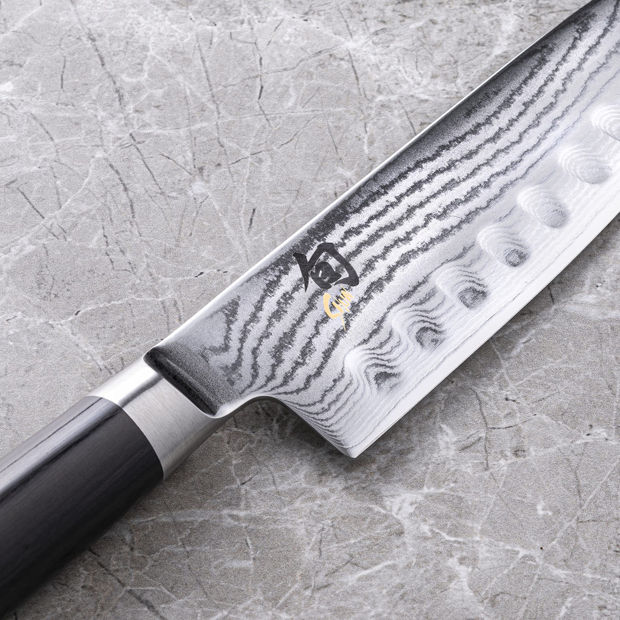 KAI Shun Classic cuchillo de cocina japonés 20 cm de longitud de hoja con alveolos - Cuchillo de Damasco 32 capas núcleo VG MAX - 61 (±1) HRC - Mango de madera Pakka - Hecho en Japón