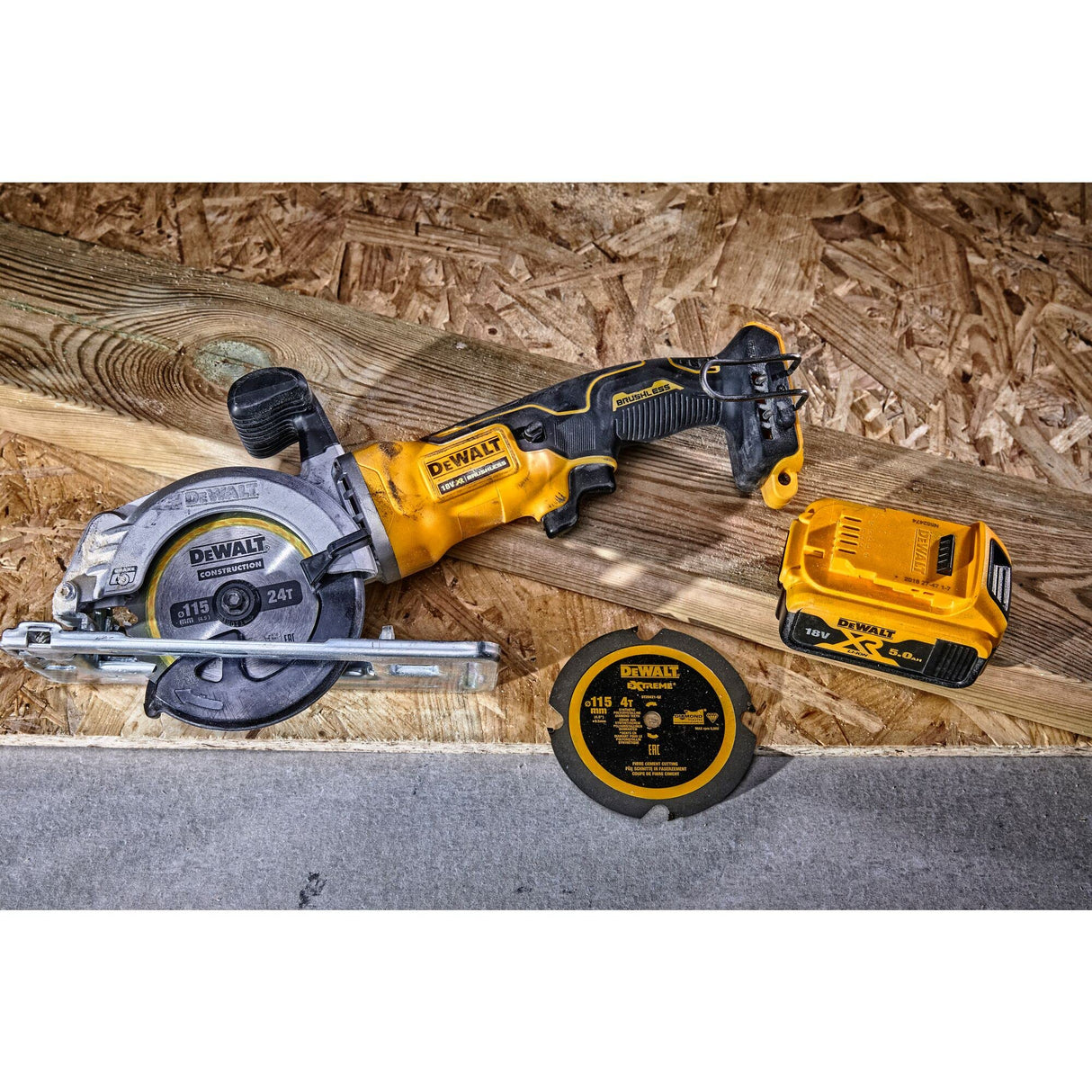 DEWALT DCS571N-XJ - Sierra Circular de Mano sin Escobillas XR 18V, Diámetro de hoja 115mm, Hoja de sierra 24 dientes, Empuñadura Ergonómica, Freno Electrónico, Cambio Rápido de Cuchilla