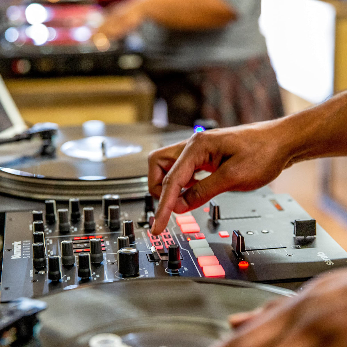 Numark Scratch - Mezclador de DJ, dos canales scratch para Serato DJ Pro, Crossfader Innofader, licencia DVS, 6 selectores de efectos de acceso directo, performance pads, 24 bits calidad de sonido