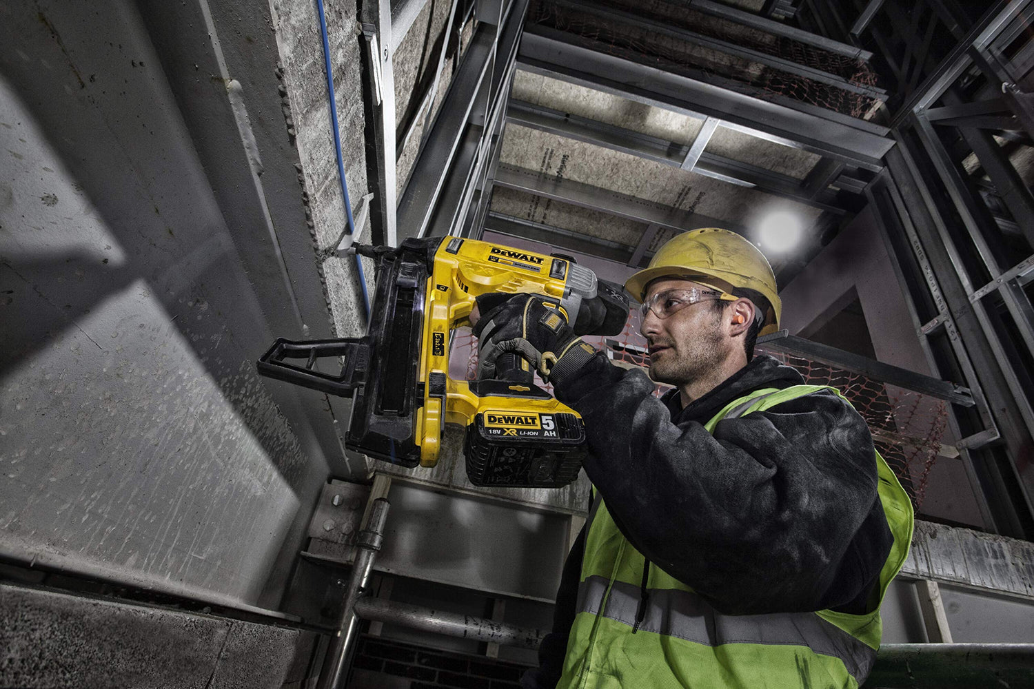 DEWALT DCN890P2-QW - Clavadora de Hormigón sin escobillas XR 18V con 2 baterías Li-Ion 5,0Ah para clavos 15° de 2,6-3,7mm diámetro y 13-57mm largo