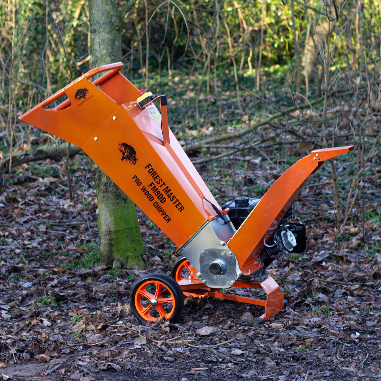 Forest Master FM9DD - Picadora de Madera Profesional – Potente Motor de Gasolina de 9 CV, Chip de hasta 75 mm de diámetro – Arranque eléctrico – Cuchillas Reversibles Dobles