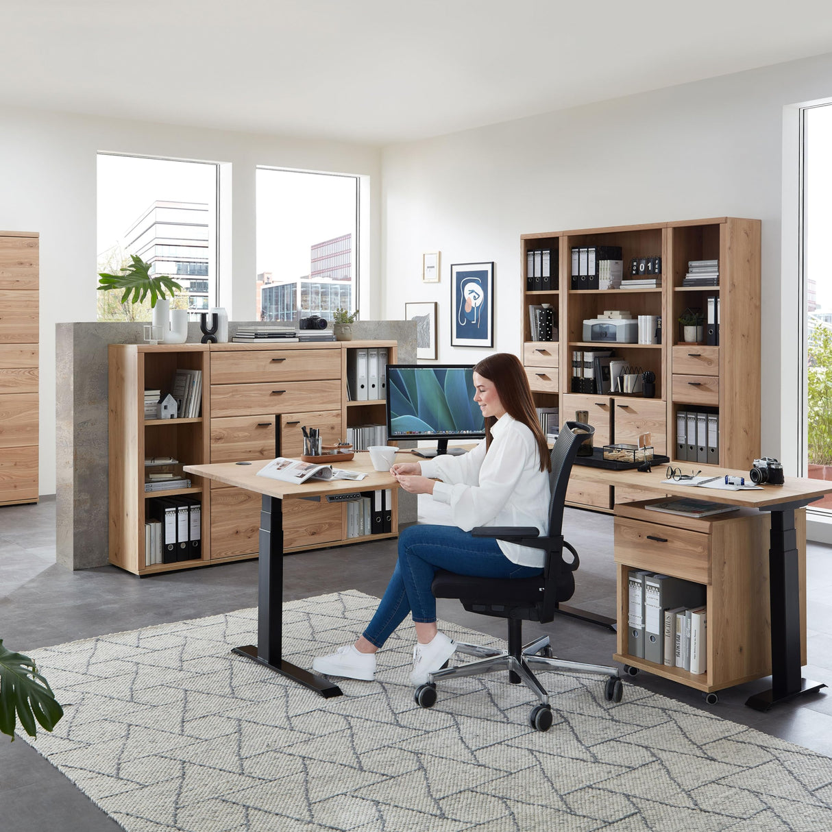 Escritorio esquinero regulable en altura eléctrica en madera de madera antigua, con certificado FSC, mesa de oficina ajustable con indicador digital de altura y función de memoria, 185 x 64-129 x 177