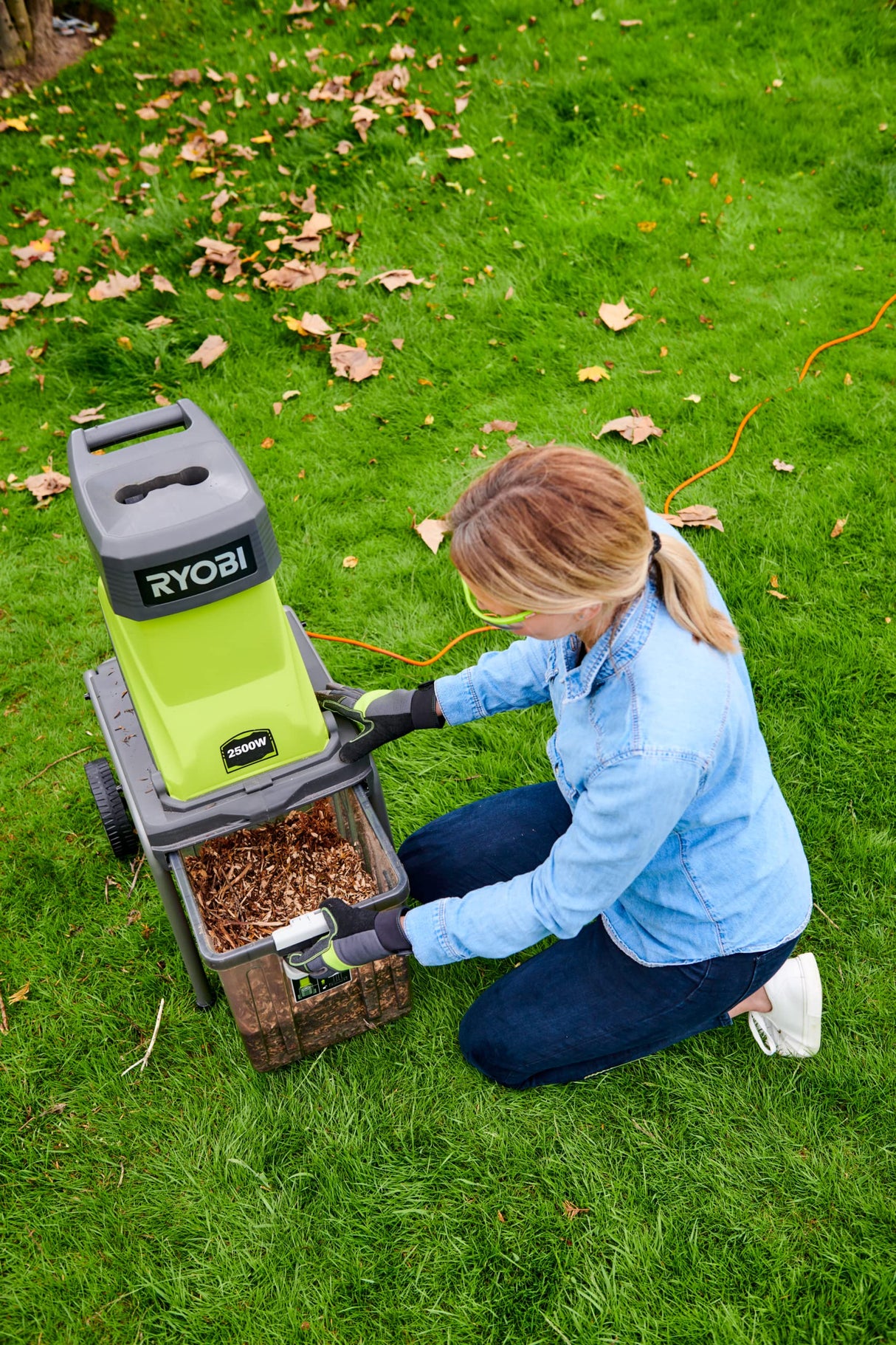 RYOBI - Biotrituradora de Cable 220V, 2500W con Ruedas - Ø máx. Rama 45mm - Cuchillas Reversibles - Protección de Sobrecarga - Capacidad 120kg/h - Recogedor 40L, Empujador - RSH2545B
