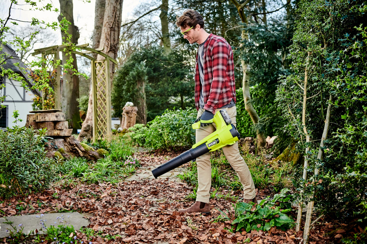 RYOBI - Soplador Eléctrico Inalámbrico Turbo Jet 18V One+ - Limpieza de Pasillos Exteriores, Terrazas, Jardines Pequeños y Medianos - 1 Batería de Litio 4Ah y 1 Cargador Rápido 1,5 A - RY18BLA-140