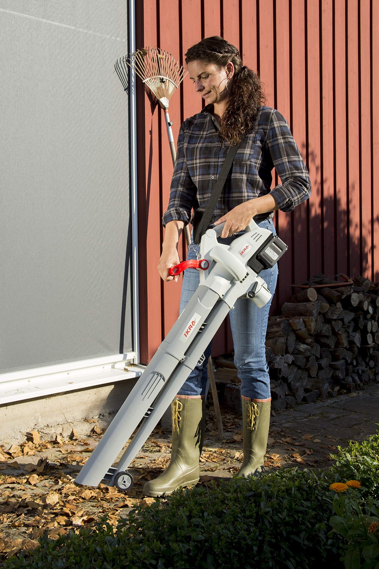 IKRA 3en1 Aspirador soplador triturador a batería ICBV 2/20, Incl. 2X batería y Doble Cargador rápido Gris