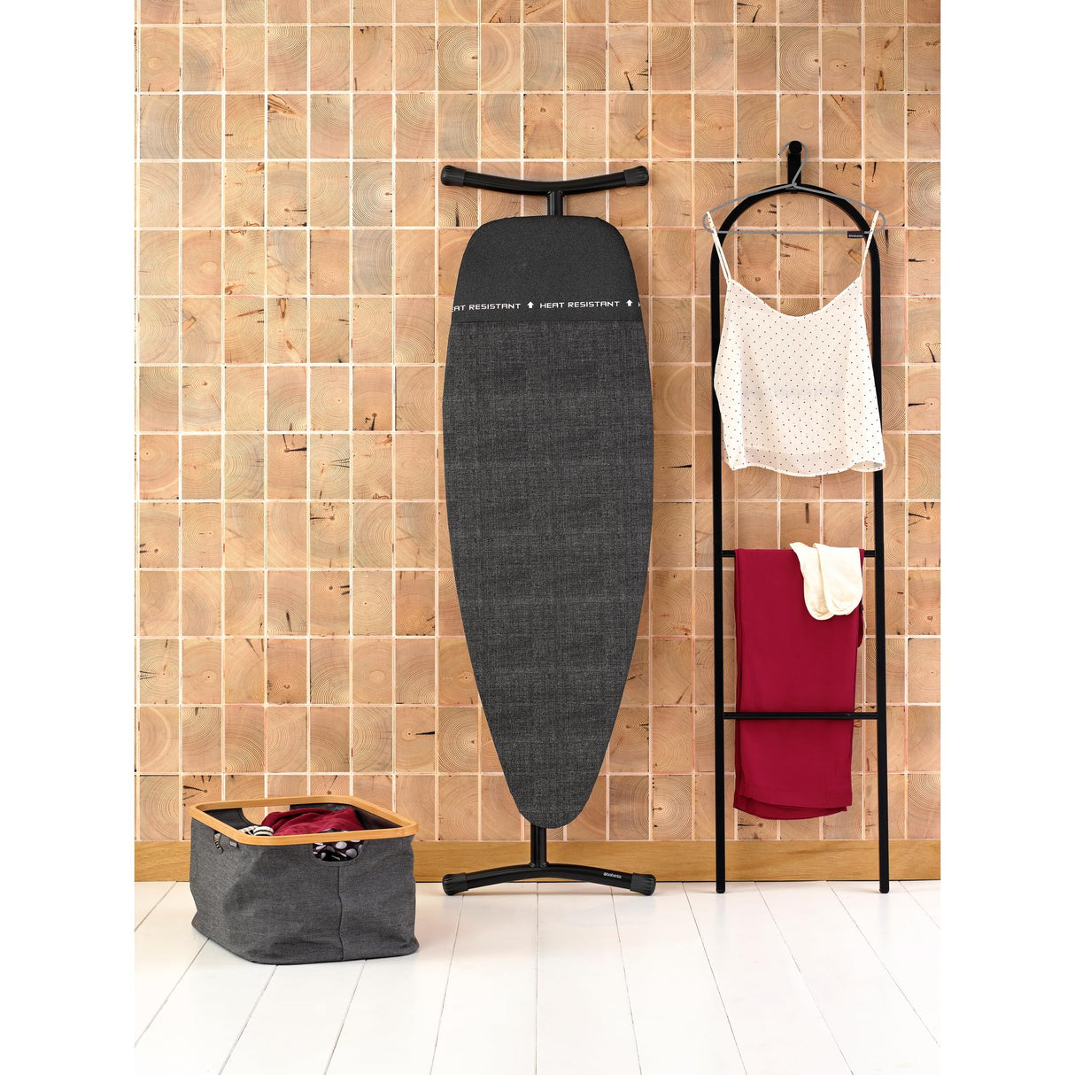 Tabla de Planchar Brabantia D, 135x45cm - Denim Black| 100% algodón Comercio Justo | Tam. XL, Amplia superf. | Zona Resistente al Calor para generadores Vapor | Tabla Planchar Plegable y Uso Sentado