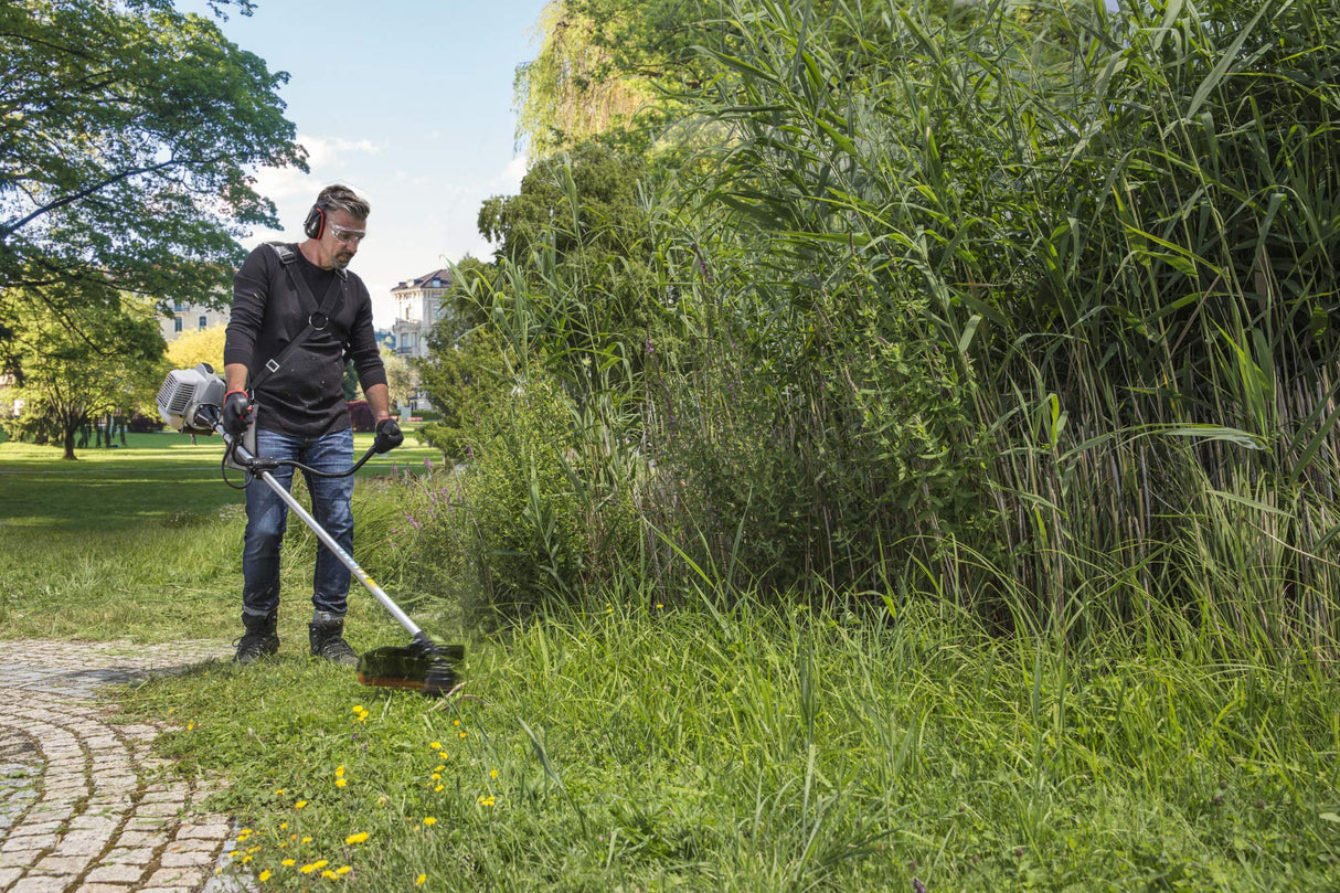 AL-KO Desbrozadora de gasolina BC 330 B, ancho de trabajo de 25 cm y hilo de 41 cm, potencia del motor de 0,9 kW, 32,6 cc, motor de 2 tiempos.