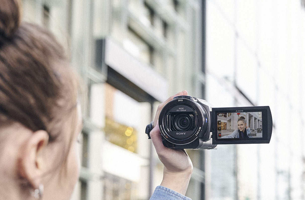 Sony Handycam FDR-AX43 - Videocámara (pantalla de 3" giratoria, grabación 4K Ultra HD, lente Zeiss Vario-Sonnar 26.8 mm, zoom óptico 20x, Balanced Optical SteadyShot, selfies, videos en casa y viajes)