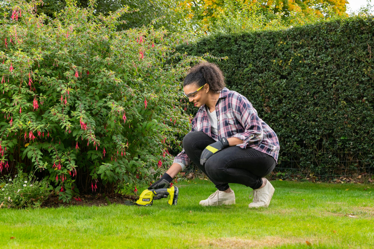 RYOBI One+ 18V Tijeras de césped y arbustos 2-en-1 RY18GSA-120T – Cuchillas SK5, Hoja 20 cm, Corte hasta 10 mm – Incluye batería 2,0 Ah, Cargador y Estuche