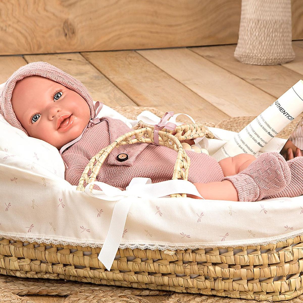 ARIAS - Muñeca Reborn Avana de 45 cm con Canastilla Mimbre, Bebé Realista con Ropita Rosa, Chupete y Chupetero, Extremidades de Vinyl y Cuerpo Blando, Juguete para Niños y Niñas +3 años (ARI98122)
