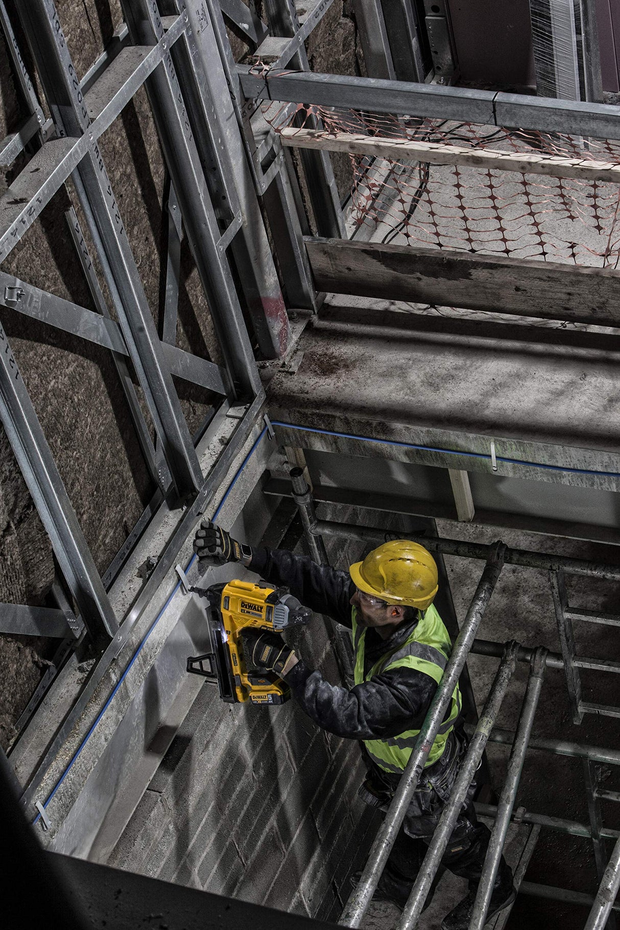 DEWALT DCN890P2-QW - Clavadora de Hormigón sin escobillas XR 18V con 2 baterías Li-Ion 5,0Ah para clavos 15° de 2,6-3,7mm diámetro y 13-57mm largo