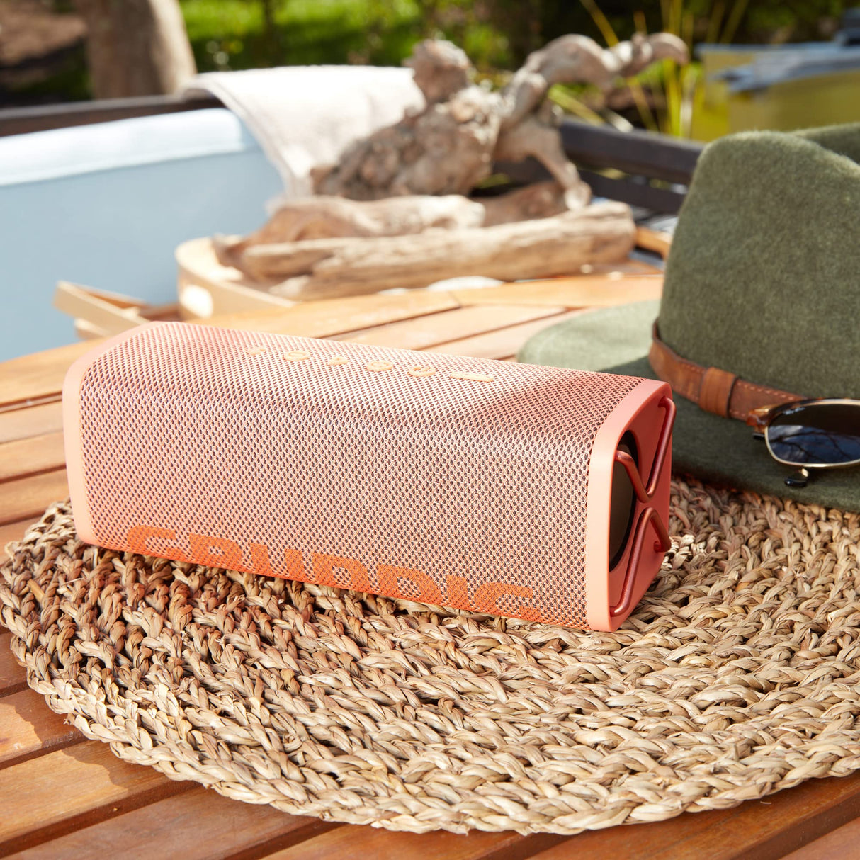 Grundig GBT Club Coral: altavoz Bluetooth, caja de sonido, graves, potencia total de salida de 20 W RMS, alcance de hasta 20 metros, más de 20 h duración de la batería, función de banco de energía