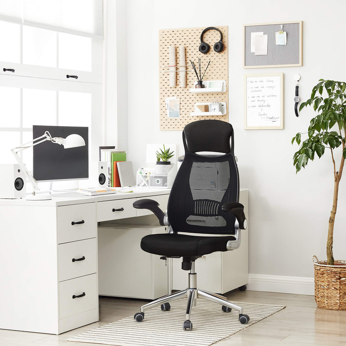 SONGMICS OBN86BK Silla giratoria de Oficina Silla de Escritorio de Malla con reposacabezas Mecanismo sincronizad y Altura Ajustable Negro