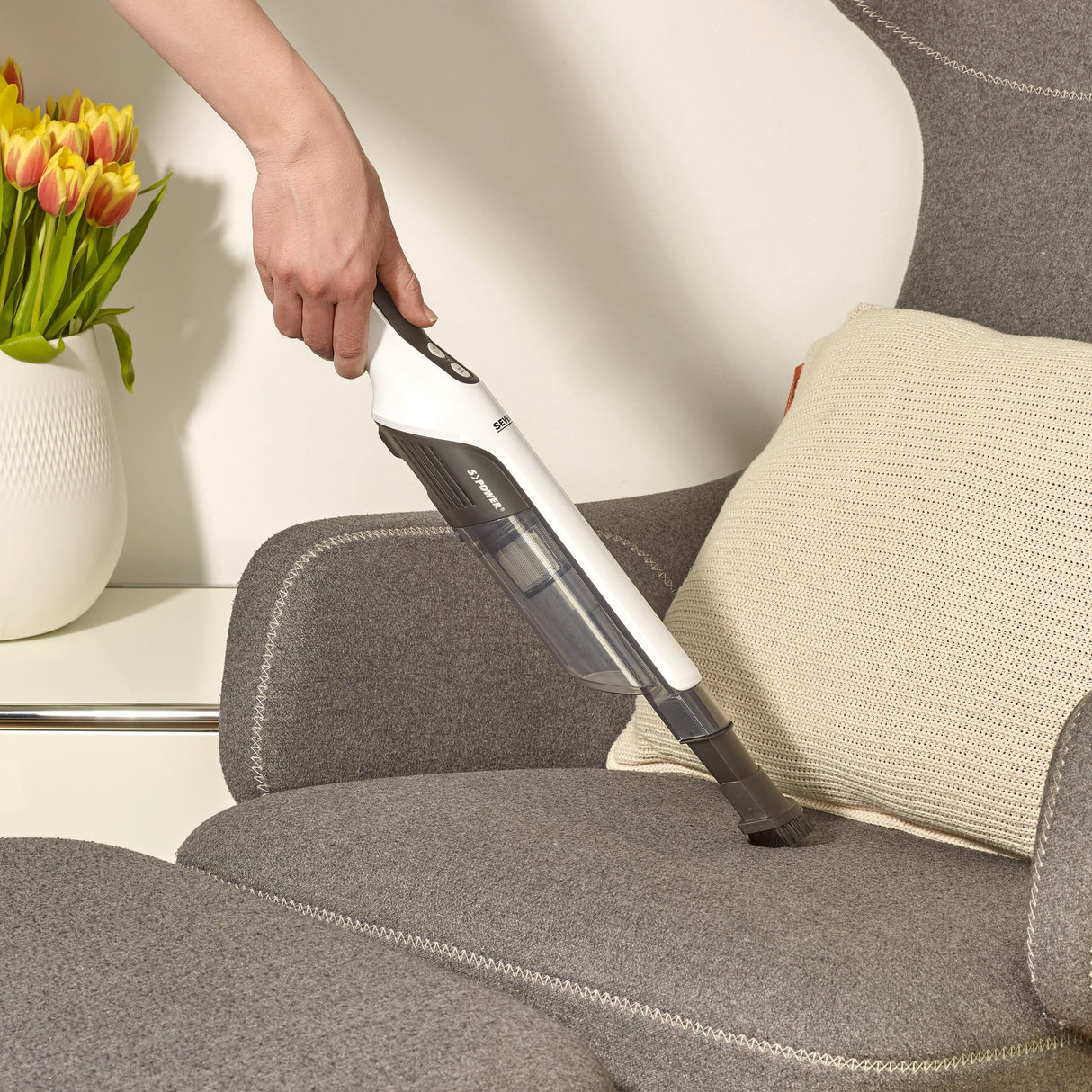 SEVERIN Aspiradora de mano sin cable, aspirador silencioso para pelos con accesorio para muebles y teclados, aspirador pequeño con batería hasta 30 min, blanco/negro mate, HV 7140