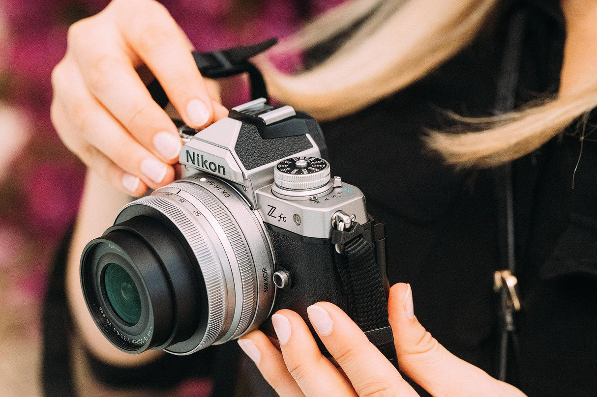 Nikon Z FC - Cámara DX Mirrorless - Kit Vogglet con Objetivo Z 16-50, MICROFONO, Y EMPUÑADURA, Silver