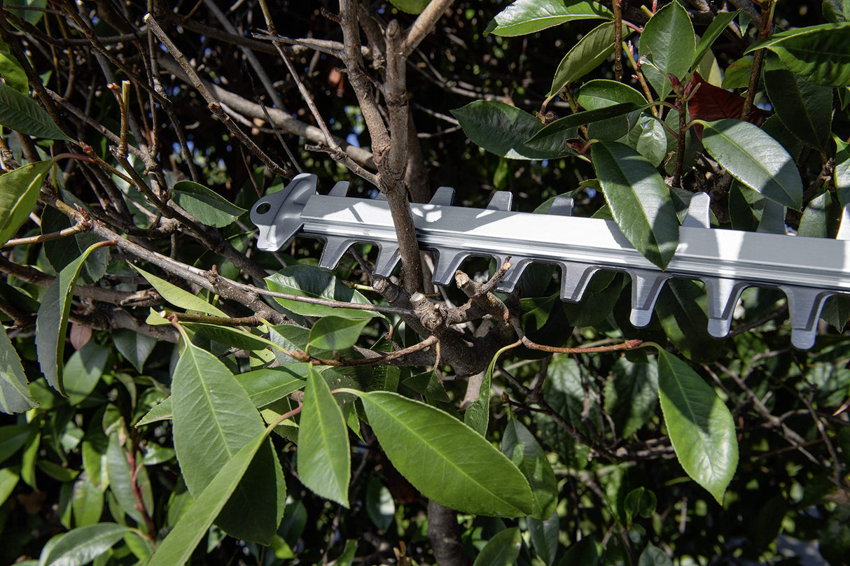 Kärcher HGE 18-50 - Juego de batería para Cortasetos (18 V, Incluye batería de 18 V/2,5 Ah y Cargador rápido, Longitud de Corte: 50 cm, Hoja de Diamante, Mango Giratorio, barredora de Recortes,