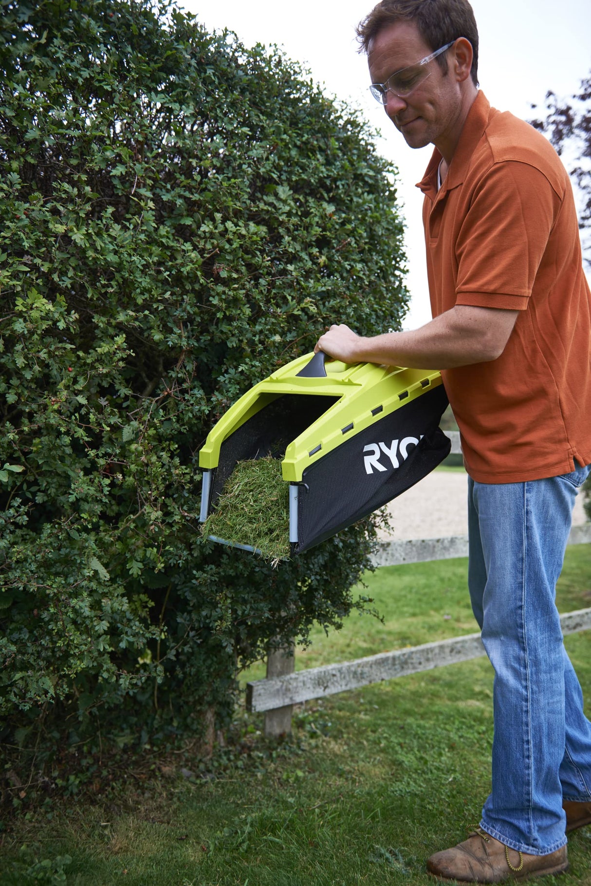 RYOBI - Cortacésped Eléctrico 1500 W de 36cm - Recogida y Mulching - Altura Ajustable 5 Posiciones - Manillar Ajustable y Parachoques Incorporado - Recogedor Easy Edge y Bolsa 45l Incluida - RLM15E36H