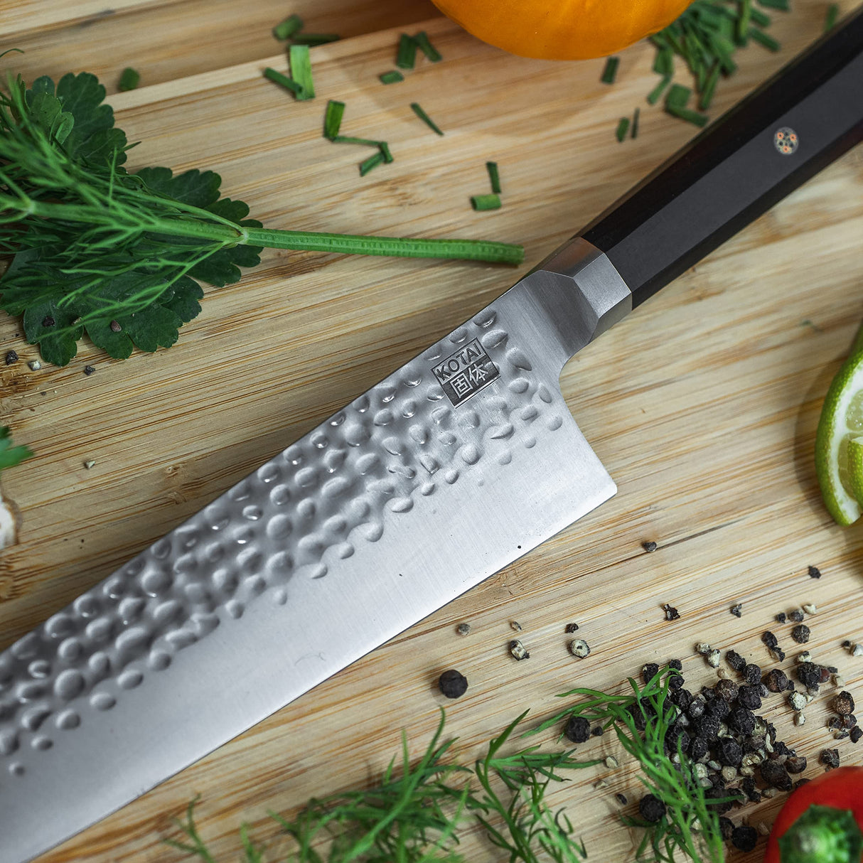 KOTAI | Cuchillo Bunka Santoku | Hoja de 17cm | Cuchillo multiusos | Afilado y forjado a mano | Acero inoxidable japonés ultra afilado 440C | Mango de madera de ébano | Tang oculto completo