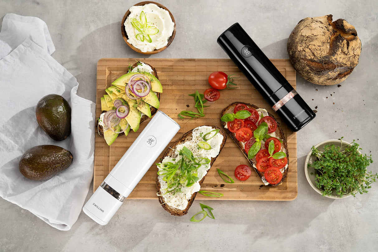 ZWILLING ENFINIGY Molinillo eléctrico de sal y pimienta con molinillo de cerámica y luz LED, Recargable por USB, Juego de 2 piezas: blanco y negro.