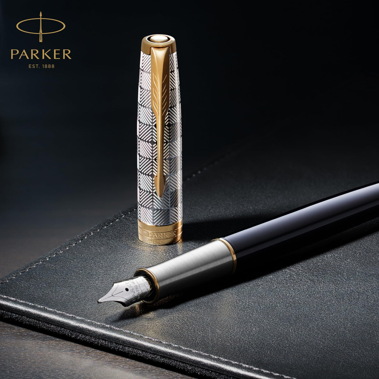 Parker Sonnet - Pluma estilográfica (lacada en negro, con adorno dorado y plumín de punto fino, en estuche)