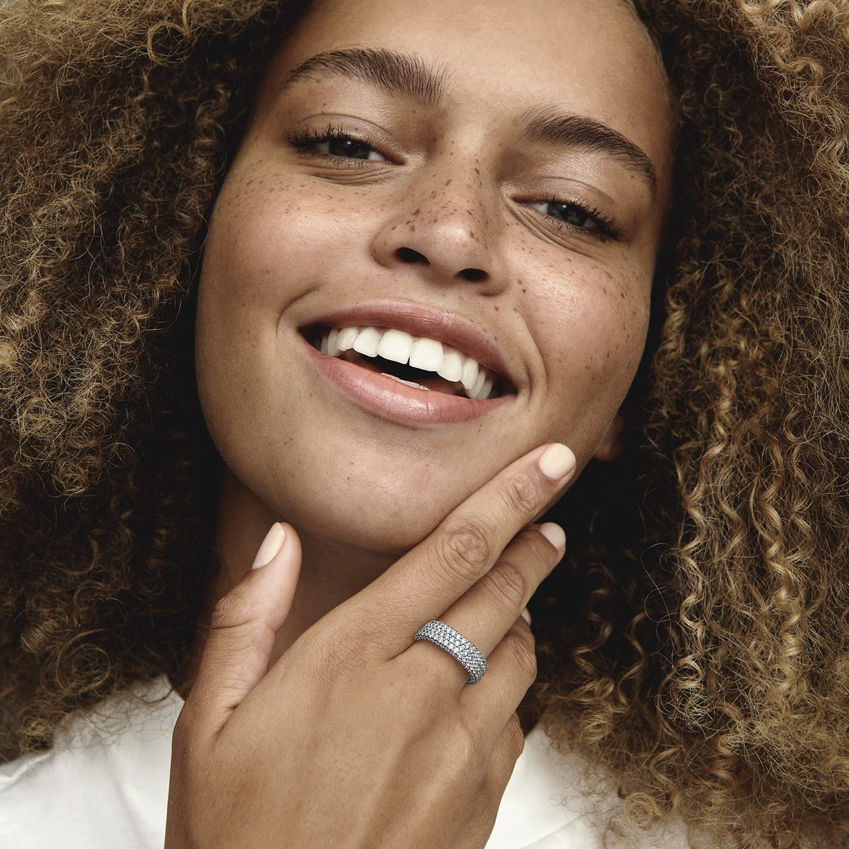 Pandora Timeless Anillo con fila simple con engaste pavé de plata de ley con circonitas cúbicas transparentes, talla 58