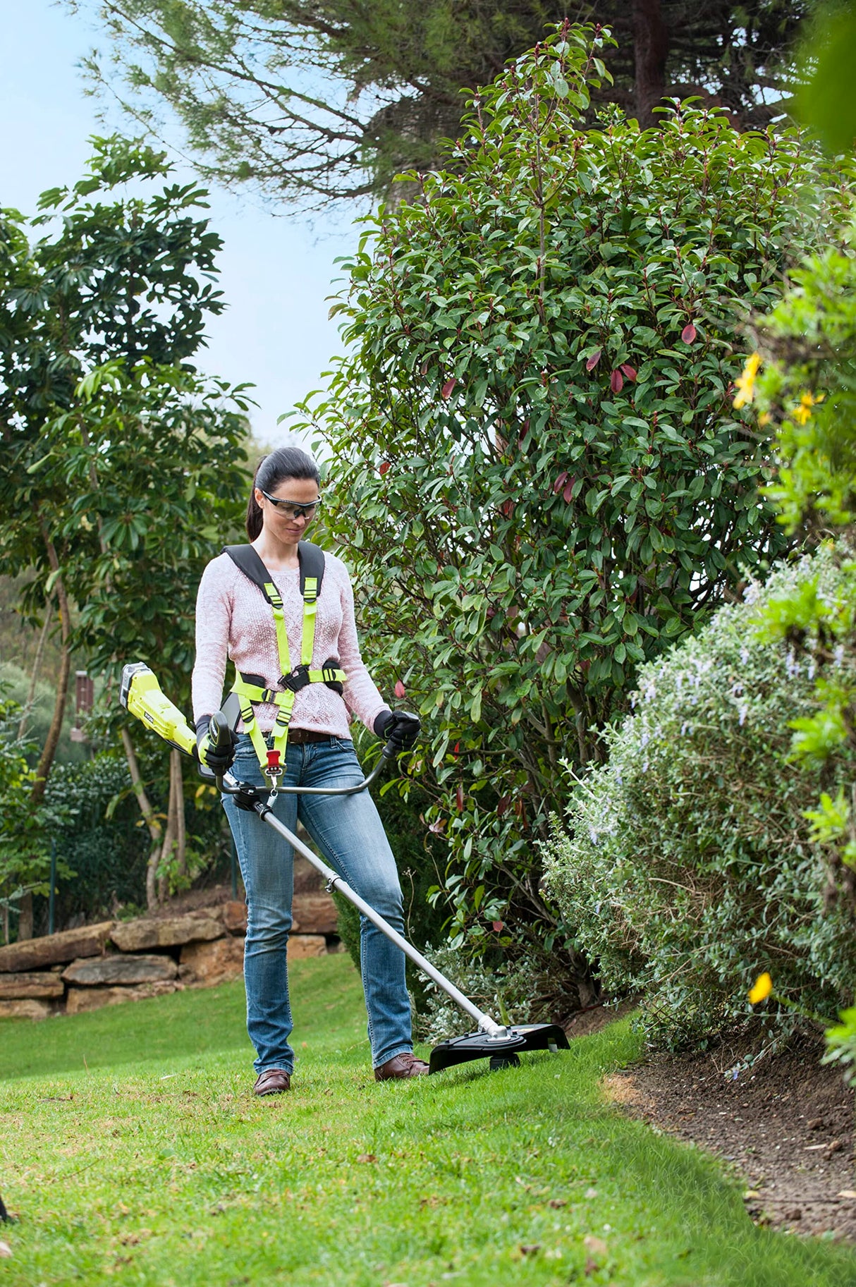 RYOBI Desbrozadora Inalámbrica 18V One+ con Cuchilla Tri-ARC y Cabezal de Hilo – Arnés Vertebrae Ergonómico – (Sin batería)