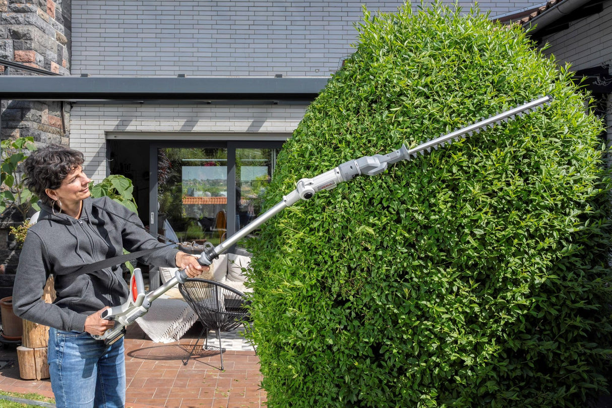 IKRA Tijeras Cortasetos 2 en 1 ICPH 2050 con pértiga telescópica para setos Altos, Incl. 2 baterías de 20 V, estación de Carga rápida y Cinta de Hombro