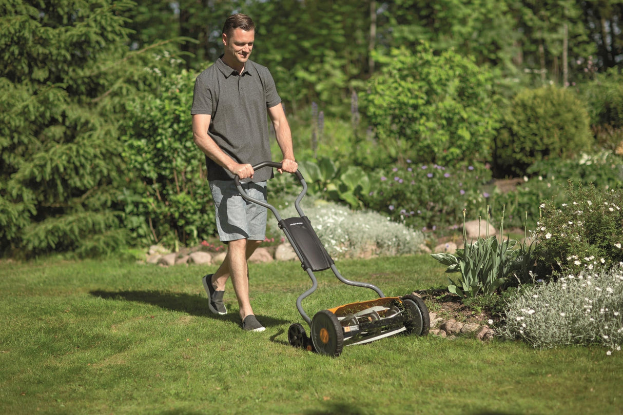 Fiskars Cortacésped manual, Cortacésped cilíndrico con sistema de corte sin fricción de las cuchillas, Largo de corte: 43 cm, StaySharp Plus, Negro/Naranja/Plateado, 1015649