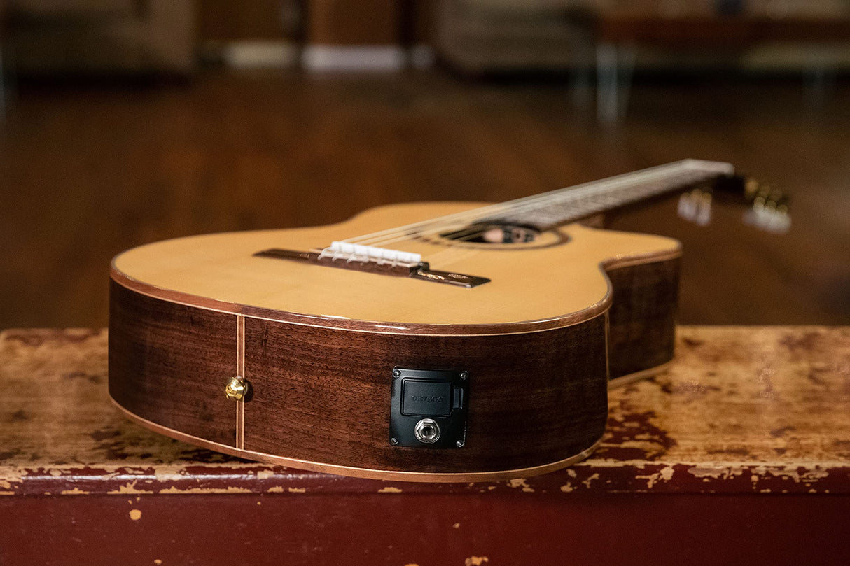 ORTEGA Classical Guitar Performer Series 44 Incluye funda Mástil medio Cedro naturalRCE159MN