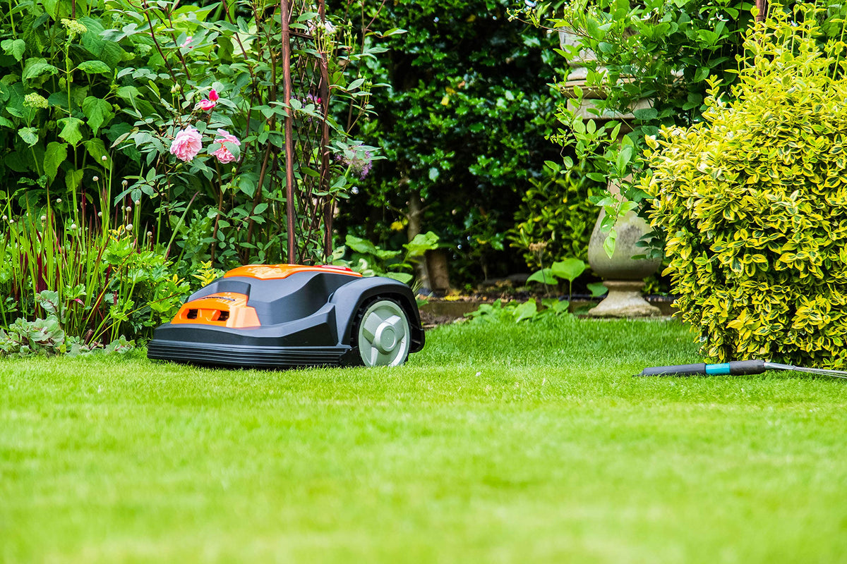 Yard Force Robot cortacésped SA900ECO, apto para céspedes de hasta 900 m2, función de corte de bordes, sensor de lluvia y motor sin escobillas, 28 V, negro/naranja