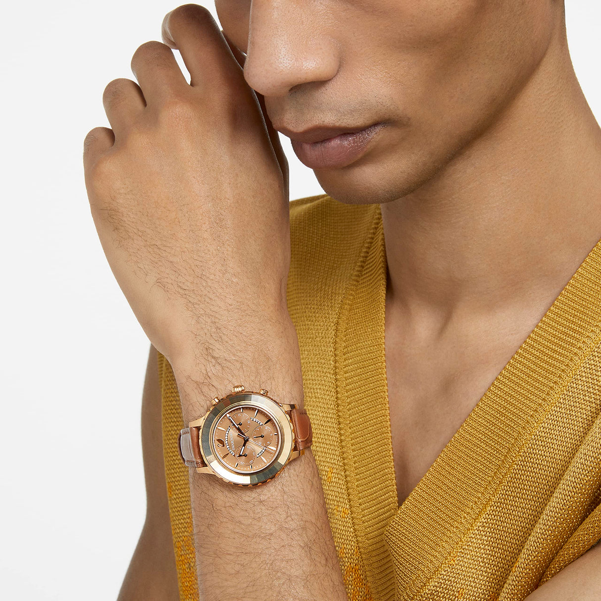 Swarovski Reloj Octea Lux Chrono, Correa de Cuero Marrón, Esfera Soleada en Tono Dorado y Detalles de Cristal, de la Colección Octea