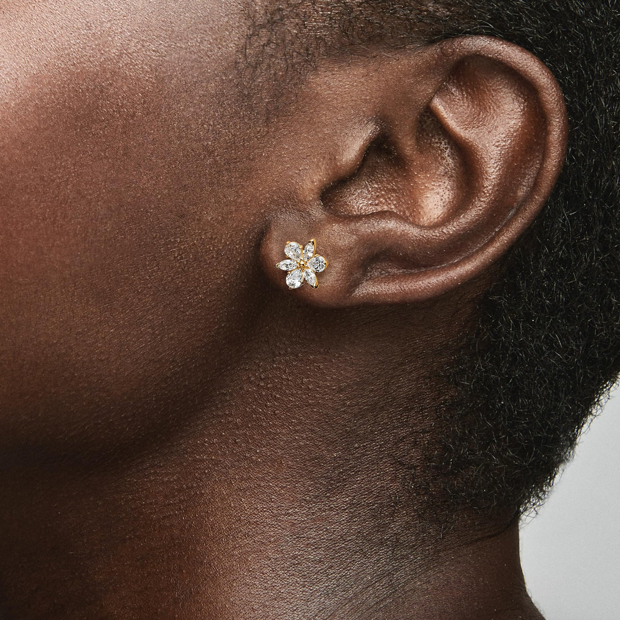 Pandora Timeless Pendientes de botón con diseño de Herbarium Cluster chapados en oro de 14 quilates con circonitas cúbicas transparentes